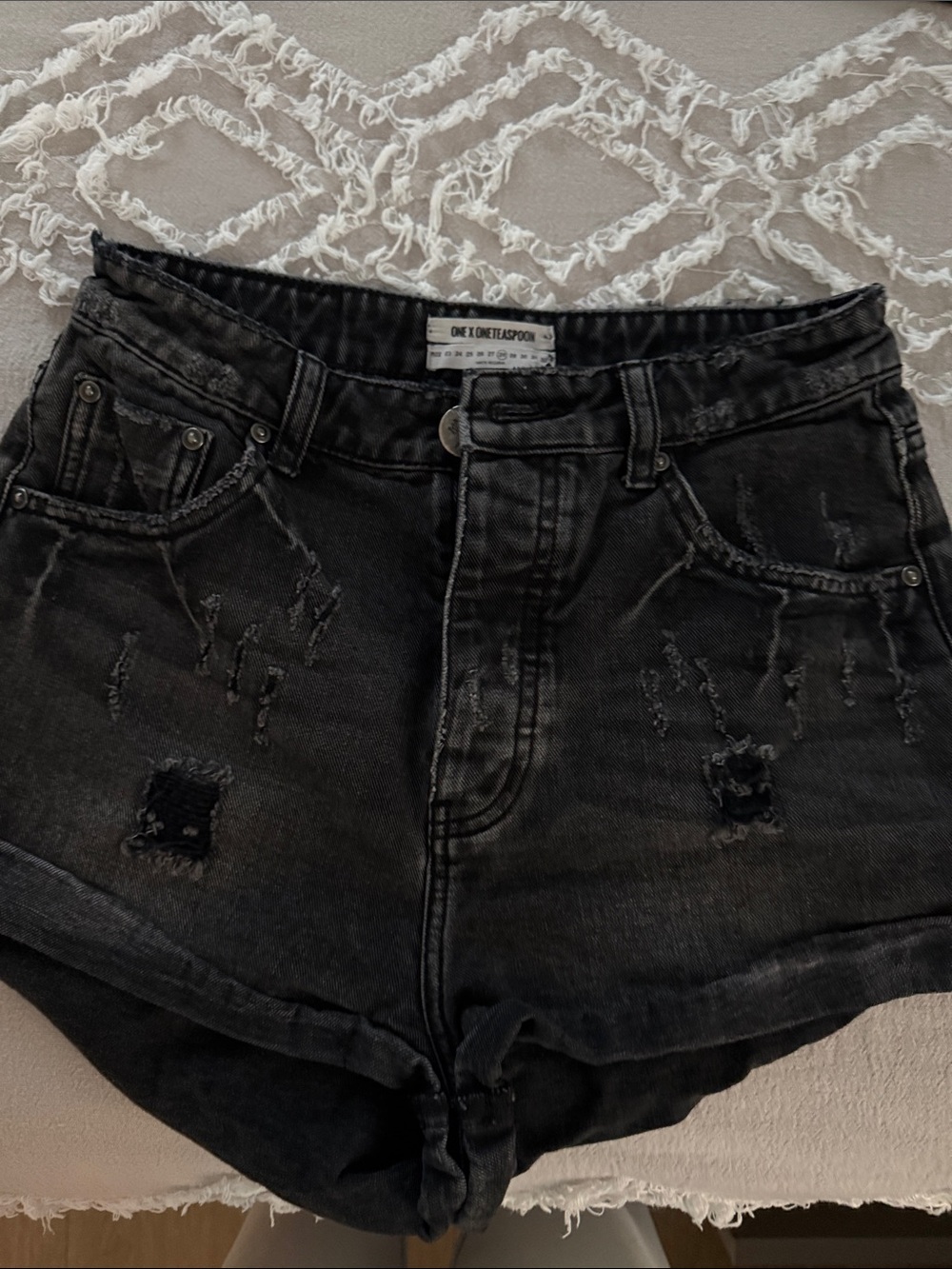 One Teaspoon Distressed Black Shorts
 Sz 28